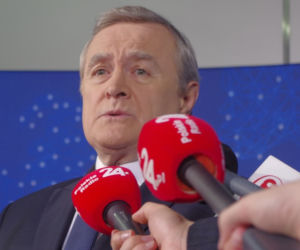 Piotr Gliński w deszczu pytań