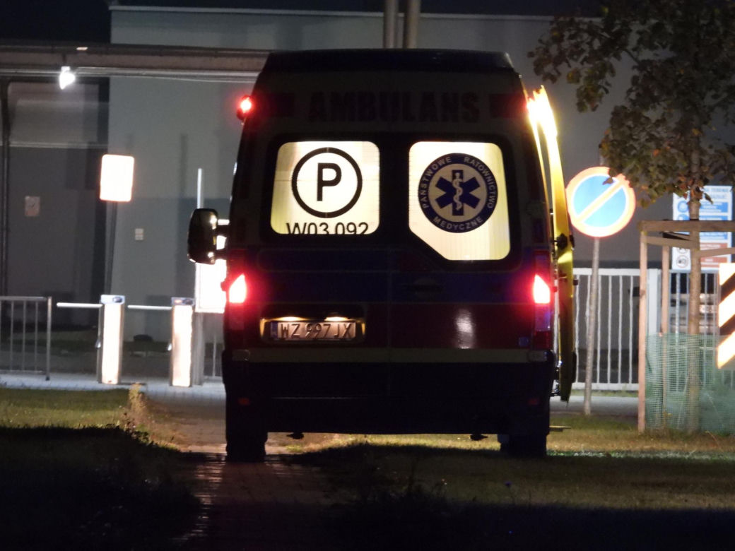 Kierowca toyoty nie przeżył potwornego uderzenia. Jego auto wbiło się w tył naczepy. Policjanci nie wykluczają jednego…