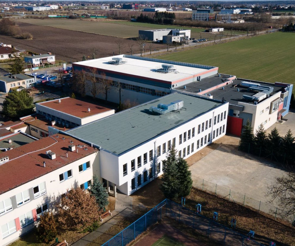 Uczniowie Zespołu Szkół Ogólnokształcących nr 2 im. Charlesa de Gaulle'a na Krzesinach od poniedziałku mogą korzystać z dobudowanego segmentu 