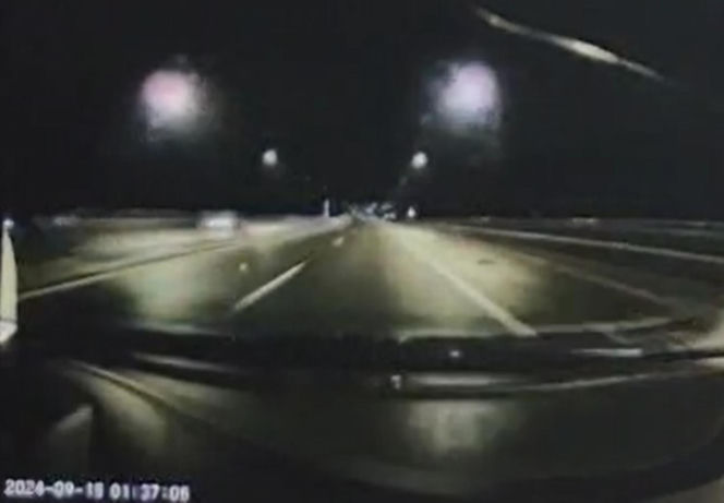 Wypadek na Trasie Łazienkowskiej - nagranie z momentu uderzenia