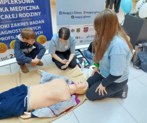 Uczennice IV LO szkolą Siedlczan z udzielania pierwszej pomocy