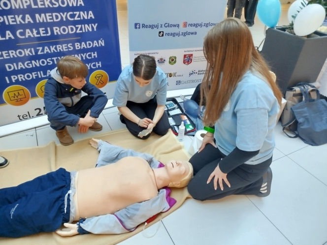 Uczennice IV LO szkolą Siedlczan z udzielania pierwszej pomocy