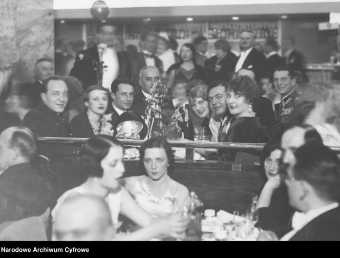 Sylwestrowe bale w II RP. Elegancja, szampan i mazur o północy