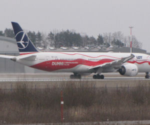 DUMNI z Niepodległości Polski! Biało-czerwony dreamliner wylądował na Jasionce [ZDJĘCIA]