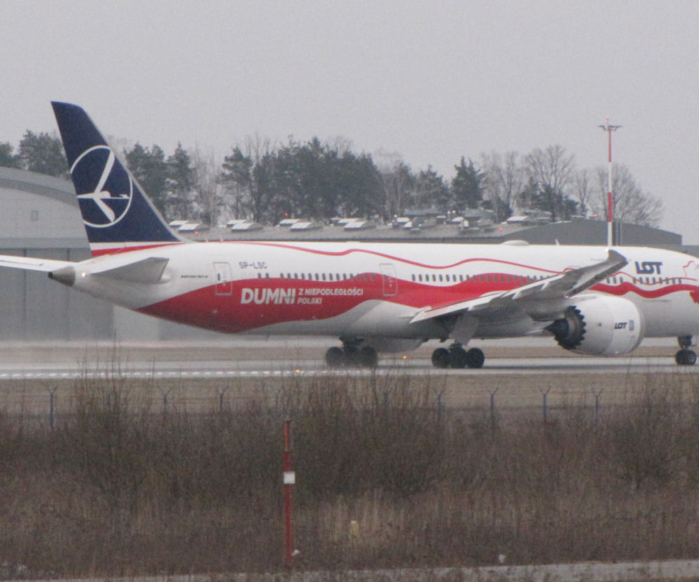 DUMNI z Niepodległości Polski! Biało-czerwony dreamliner wylądował na Jasionce [ZDJĘCIA]