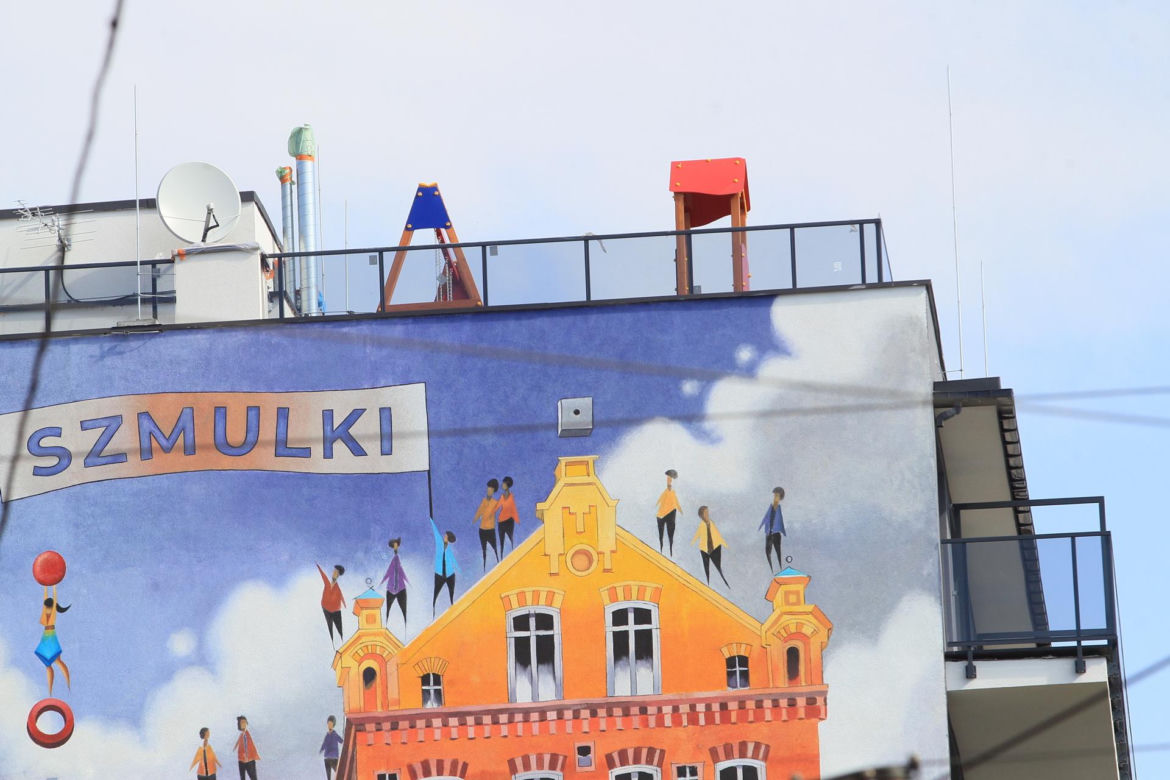 Na dachu budynku w Warszawie zbudowali plac zabaw. Deweloper zapewnia, że to bezpieczne