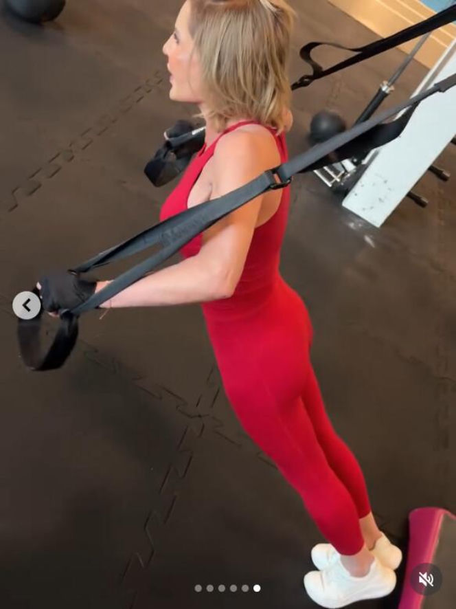 Nie dzierga szalików, nie opiekuje się wnukami. Joanna Racewicz nie daje sobie w kaszę dmuchać!