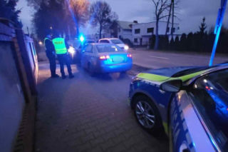 Jechał po ścieżce pieszo-rowerowej w Gostyniu... samochodem