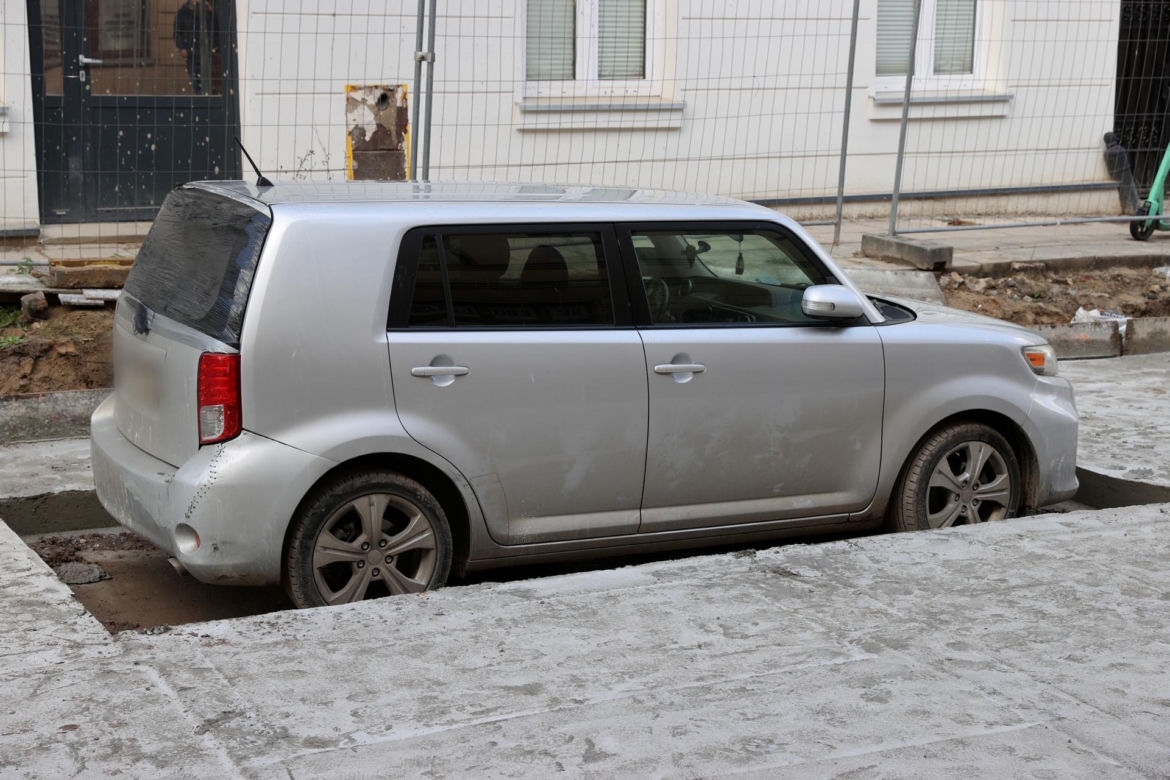 "Zabetonowane" auto z Łodzi zniknęło i się odnalazło. Straż miejska chce ukarać właścicieli.
