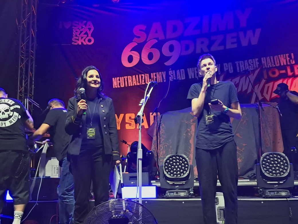 Posadzili drzewa, a następnie dali gorący koncert. Finał akcji zespołu Nocny Kochanek w Skarżysku