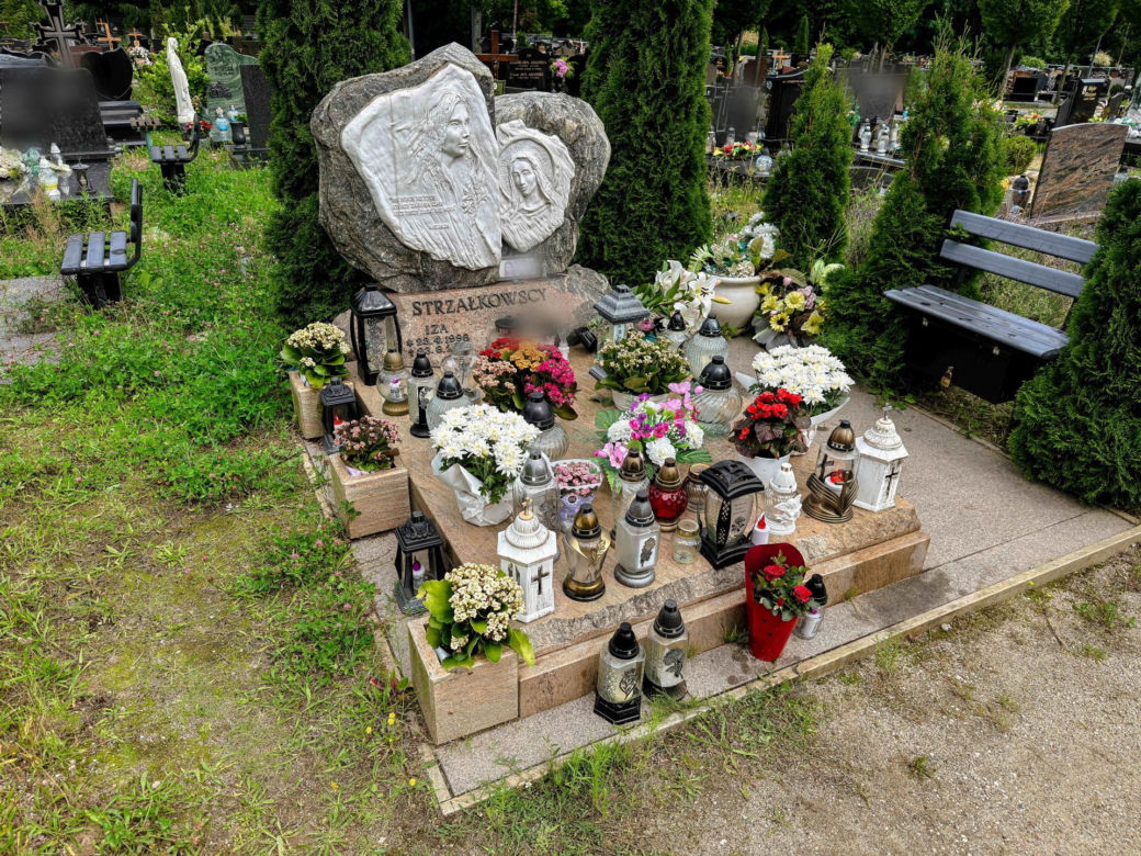 Mama 13-letniej Izy spoczęła obok swojej córki. Nigdy nie doczekała zatrzymania jej zabójcy
