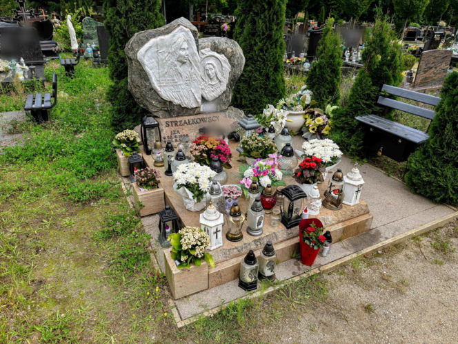 Mama 13-letniej Izy spoczęła obok swojej córki. Nigdy nie doczekała zatrzymania jej zabójcy
