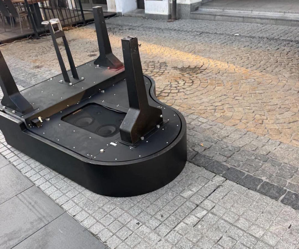 Dewastacja na rynku w Gliwicach. Ktoś zniszczył fortepian, na którym grał tajemniczy muzyk