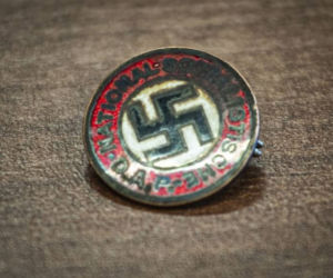 Niezwykłe znalezisko leśników! W kance po mleku ukryte były osobiste rzeczy żołnierza [ZDJĘCIA]