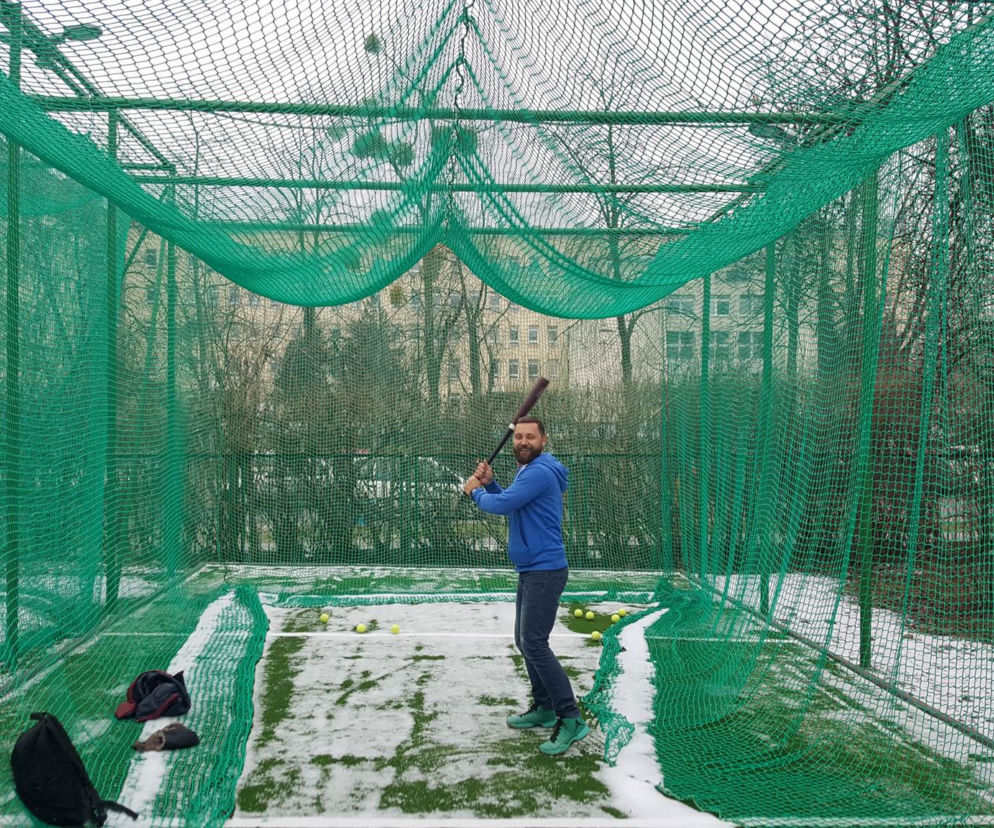 Trener Rafał Bednarczyk w tunelu baseballowym.
