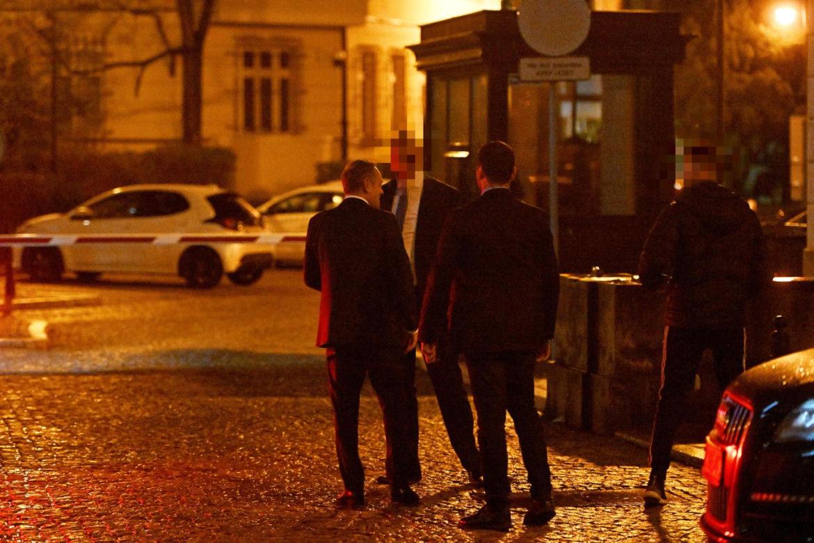Donald Tusk i Borys Budka pod siedzibą PO