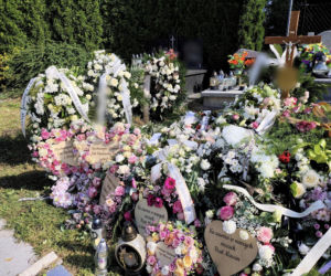 Morze kwiatów na grobie tragicznie zmarłego małżeństwa