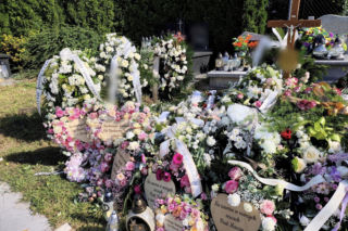 Morze kwiatów na grobie tragicznie zmarłego małżeństwa