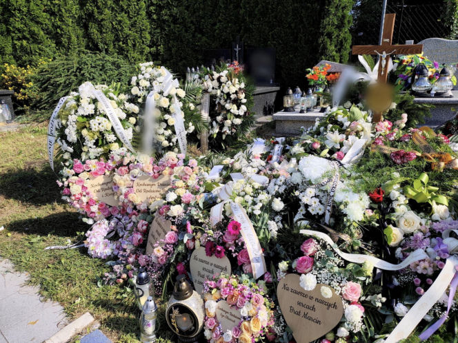 Morze kwiatów na grobie tragicznie zmarłego małżeństwa