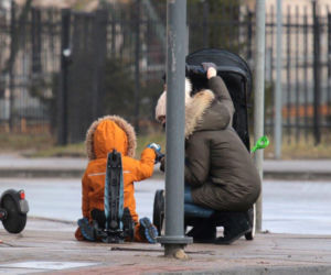 Syn Marty Kaczyńskiej śmiało hula na hulajnodze 
