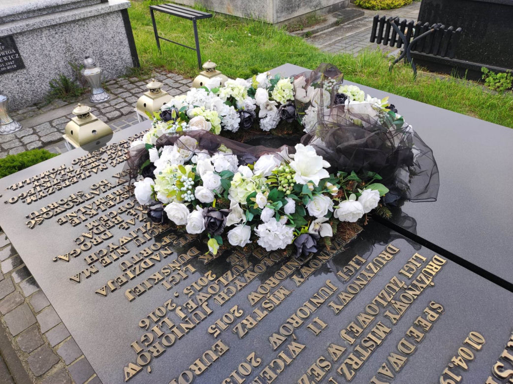 Tragiczna śmierć 18-letniego  żużlowca wstrząsnęła całą Polską. Tak wygląda teraz grób Krystiana Rempały