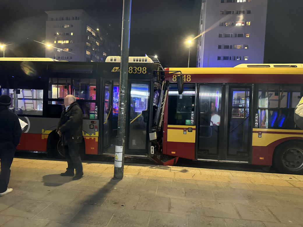 Autobusy zderzyły się w Warszawie. 10 osób rannych