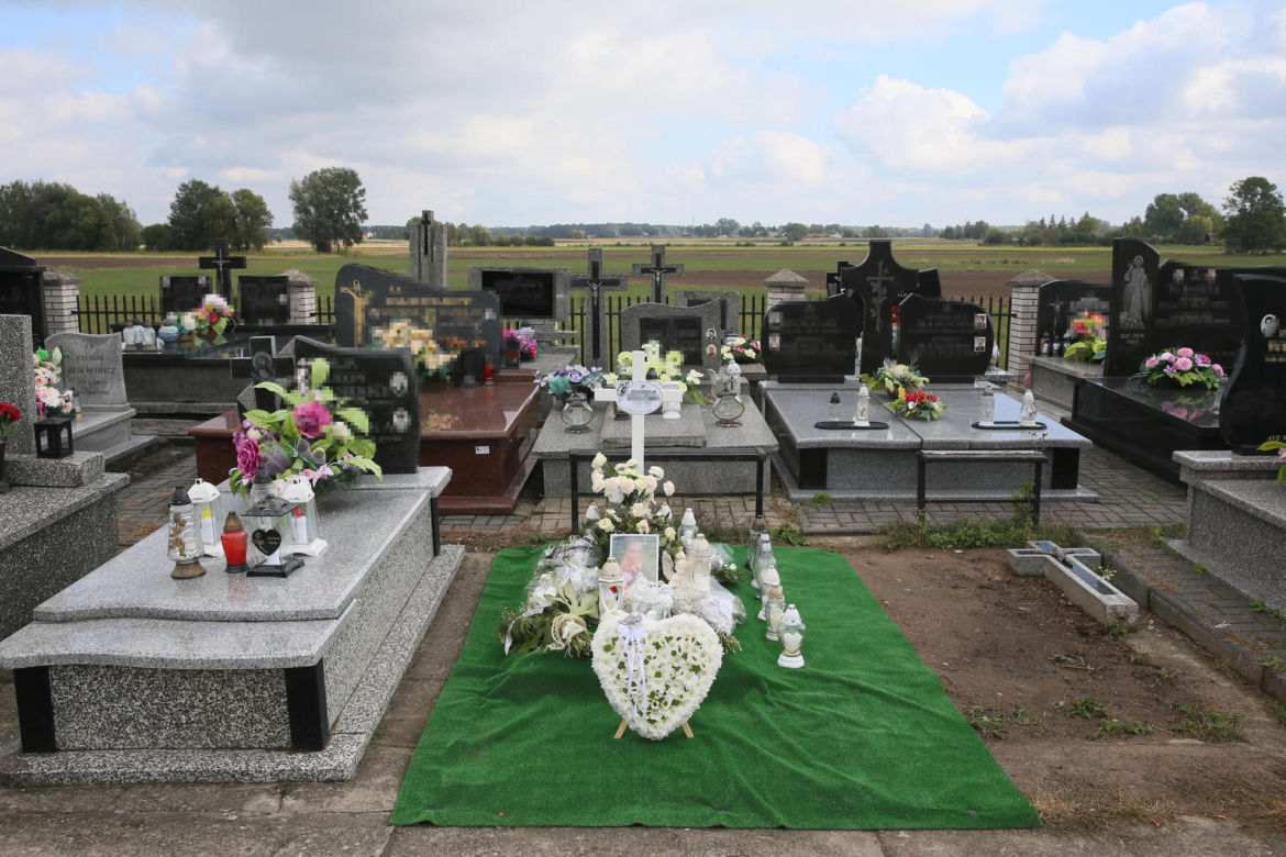 3,5-letnia Zuzia zginęła przez trutkę na szczury. Morze kwiatów na jej maleńkim grobie