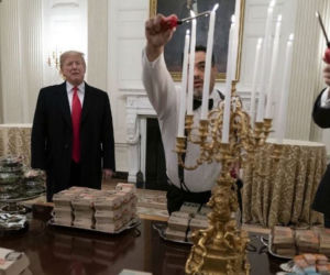 Trump przywitał gości... hamburgerami z fast foodu