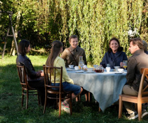 M jak miłość odc. 1910. Natalka (Dominika Suchecka), Adam Karski (Patryk Szwichtenberg), Agnes (Amanda Mincewicz), Hania (Wiktoria Basik), Marysia (Małgorzata Pieńkowska)