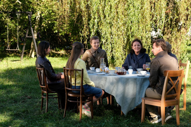M jak miłość odc. 1910. Natalka (Dominika Suchecka), Adam Karski (Patryk Szwichtenberg), Agnes (Amanda Mincewicz), Hania (Wiktoria Basik), Marysia (Małgorzata Pieńkowska)