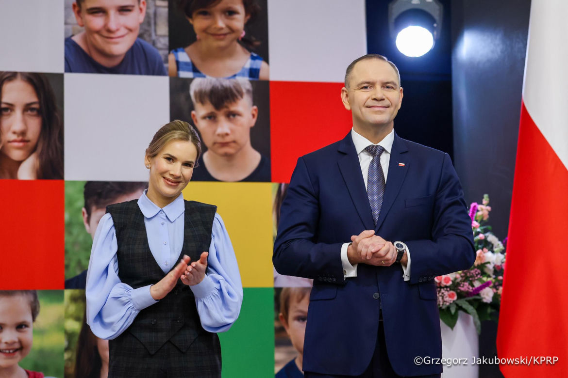 Marta Nawrocka w bufiastych rękawach