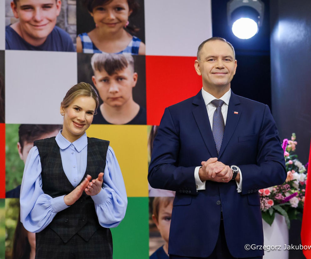 Marta Nawrocka w bufiastych rękawach