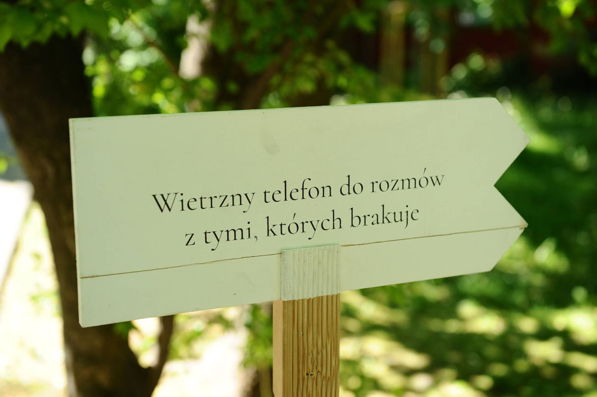 Tutaj porozmawiasz ze zmarłą osobą. Wyjątkowa budka telefoniczna w Warszawie
