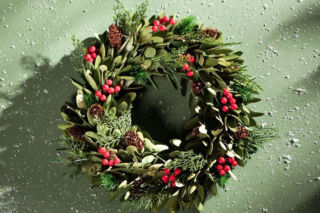 Jak zrobić prosty stroik świąteczny? Wolisz gotowy? Wiemy, gdzie kupić stroik bożonarodzeniowy na stół!