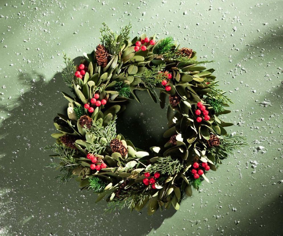 Jak zrobić prosty stroik świąteczny? Wolisz gotowy? Wiemy, gdzie kupić stroik bożonarodzeniowy na stół!