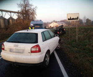 Klewki. Utrudnienia w ruchu na DK 53. Czołowo zderzyły się dwa auta [ZDJĘCIA]