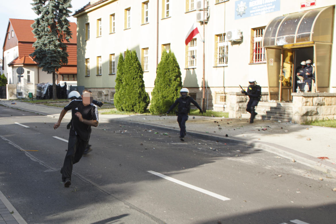 PILNE! Zamieszki w Lubinie! Tłum zaatakował komendę policji! 