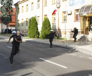 PILNE! Zamieszki w Lubinie! Tłum zaatakował komendę policji! 