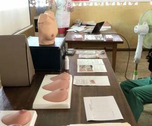 Kobietom chorym na raka GNIŁY PIERSI. Ona postanowiła je ratować
