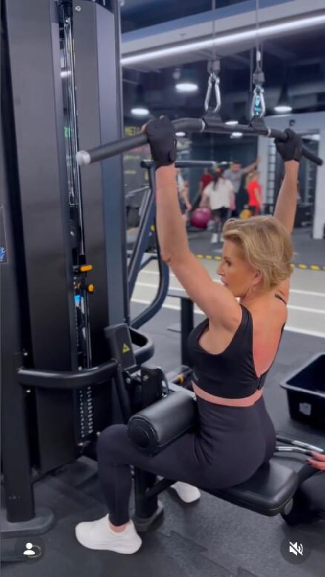 Nie dzierga szalików, nie opiekuje się wnukami. Joanna Racewicz nie daje sobie w kaszę dmuchać!