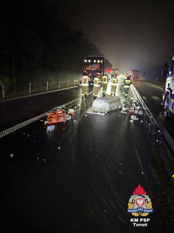 Wypadek pod Toruniem. Znicze wysypały się na drogę