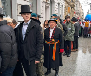 Polonez dla Łodzi. Taneczny korowód maturzystów przeszedł ulicą Piotrkowską