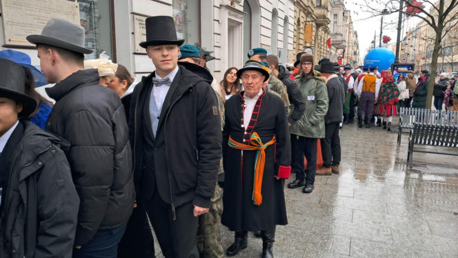 Polonez dla Łodzi. Taneczny korowód maturzystów przeszedł ulicą Piotrkowską