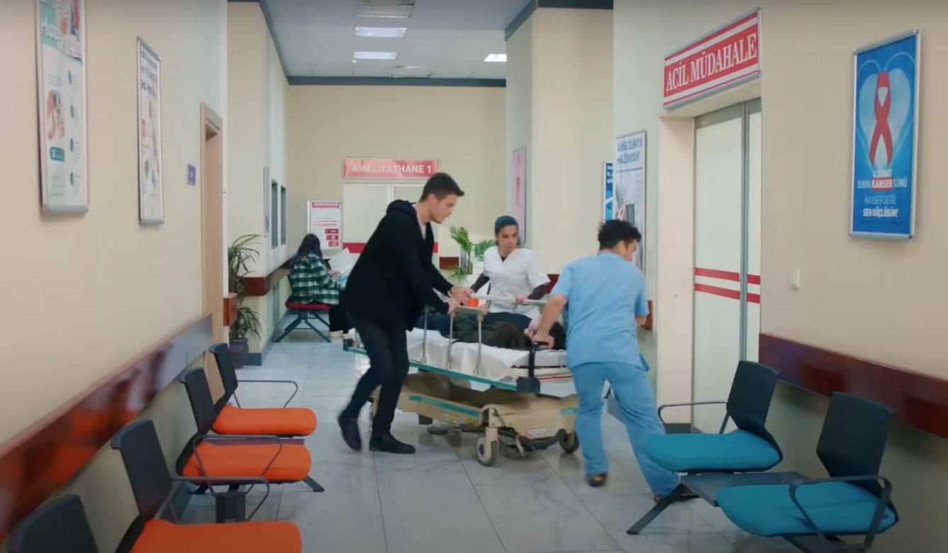 Ege uratuje Zeynep, choć porywacz pchnie ją nożem.