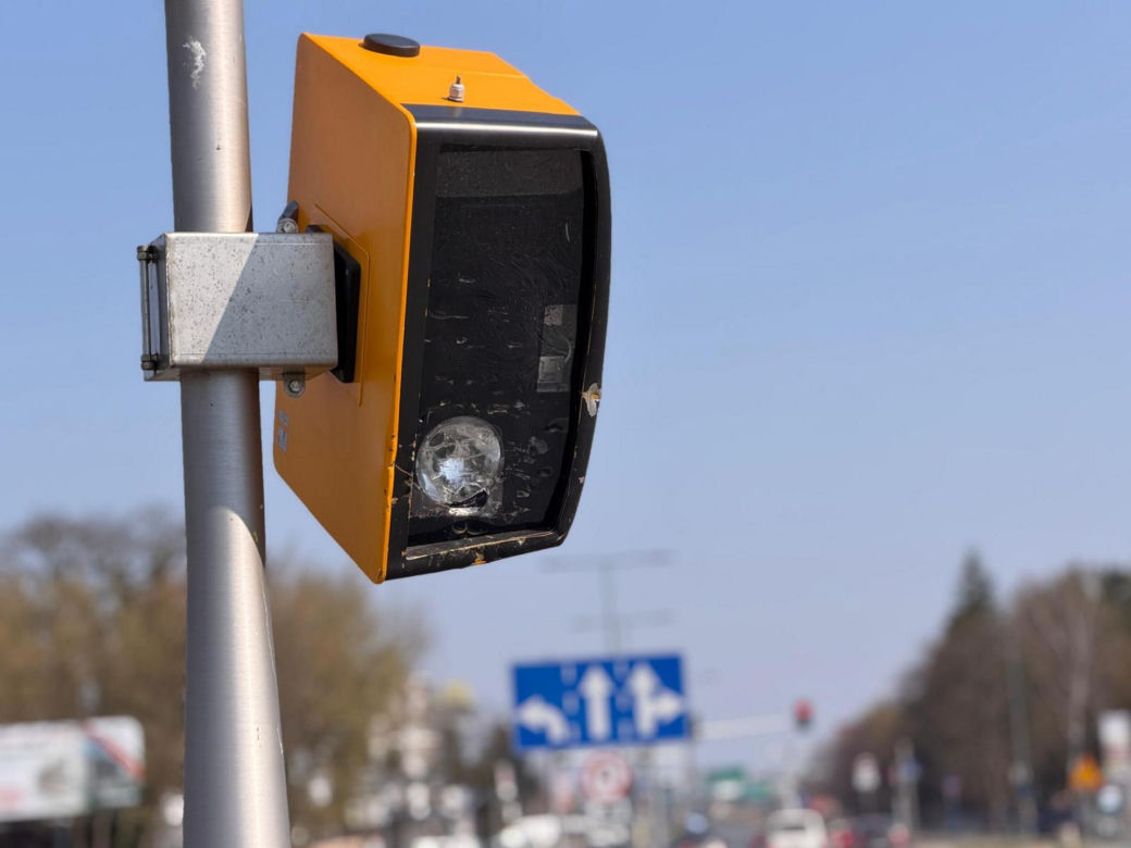 130 tys. zł na naprawy fotoradaru w Al. Jerozolimskich. Znowu został zniszczony. Monitoring nagrał wandala