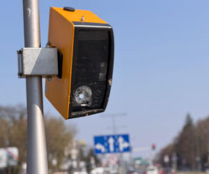 130 tys. zł na naprawy fotoradaru w Al. Jerozolimskich. Znowu został zniszczony. Monitoring nagrał wandala