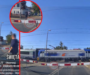 Weszli z dzieckiem na zamknięty przejazd kolejowy. Po paru sekundach przejechał pociąg