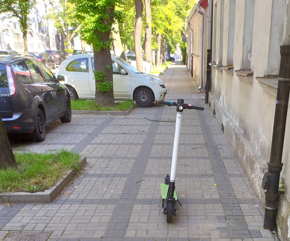 Płock. Hulajnogi zostawiane na środku chodnika! Osoby niewidome się skarżą!