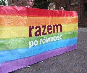  Toruń mówi NIE mowie nienawiści! Tęczowy wiec na Rynku Staromiejskim [ZDJĘCIA]