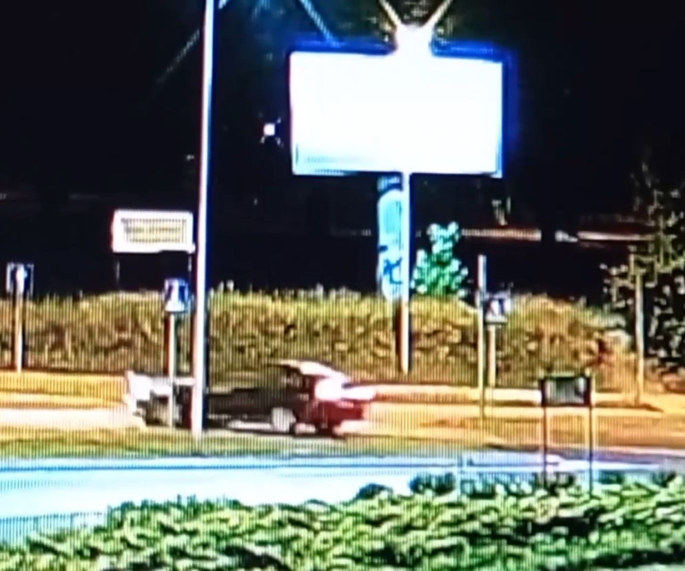 Zielona Góra. Hamował, ale bez skutku. Skoda zdmuchnęła rowerzystę! [WIDEO]